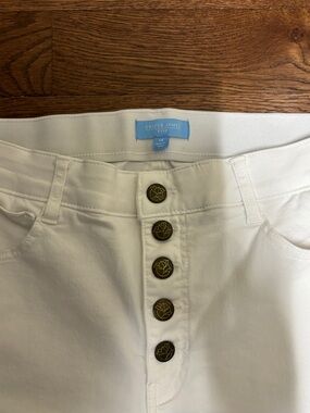 Draper James White Ankle/Cropped Jeans with Decorative Buttons